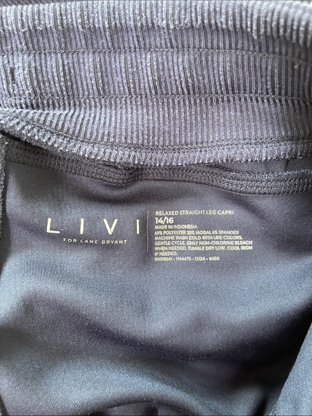 Livi Active Navy Short-Sleeve Shirt & Drawstring Cropped Pants - Picture 11 of 11